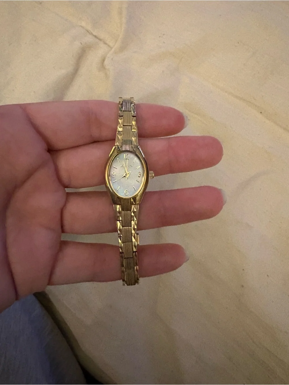Vintage Elgin EG3288 Ladies Gold Tone Quartz Watch 17J Oval Dress Watch